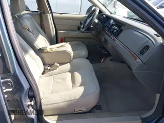 2008 Ford Crown Victoria LX z VIN 2FAFP74V98X107216, wystawiony jako IAAI lot #41535521 z przebiegiem 272 335 mil mil oraz . Historia ofert i sprzedaży dostępna na DreamBid. Obrazek 5.