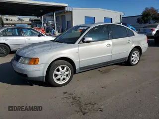2000 Volkswagen Passat z VIN WVWMA23B9YP219226, wystawiony jako Copart lot #41907235 z przebiegiem 195 578 mil mil oraz Szkoda całkowita • Salvage title. Historia ofert i sprzedaży dostępna na DreamBid. Obrazek 1.
