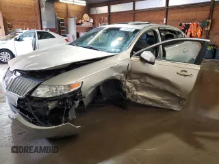 2009 Lincoln MKS z VIN 1LNHM94R39G629594, wystawiony jako Copart lot #56986125 z przebiegiem Nie podano mil oraz Szkoda całkowita • Salvage title. Historia ofert i sprzedaży dostępna na DreamBid. Obrazek 1.