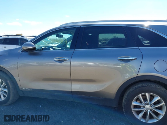 2016 Kia Sorento LX z VIN 5XYPGDA55GG110302, wystawiony jako IAAI lot #42045429 z przebiegiem 166 368 mil mil oraz . Historia ofert i sprzedaży dostępna na DreamBid. Obrazek 14.