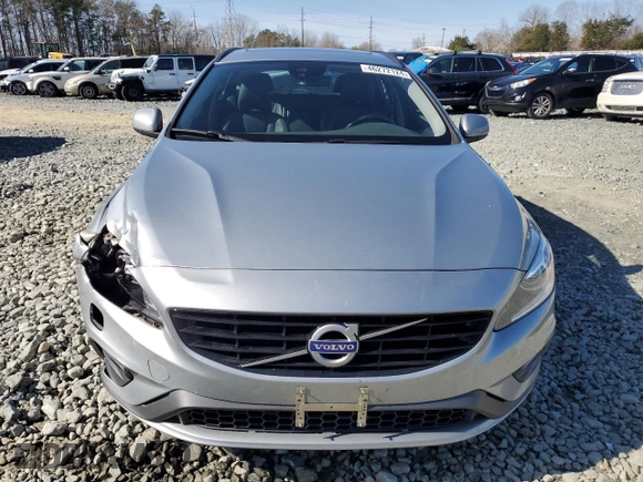 2018 Volvo V60 Dynamic with VIN YV140MEL4J2390449, listed as a Copart auction lot 46272124 with 124,513 mi miles. Bid and sale history available at carsss.com. Image 5.