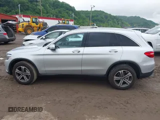 2017 Mercedes-Benz GLC 300 z VIN WDC0G4KB8HV010270, wystawiony jako IAAI lot #42355607 z przebiegiem 61 327 mil mil oraz . Historia ofert i sprzedaży dostępna na DreamBid. Obrazek 14.