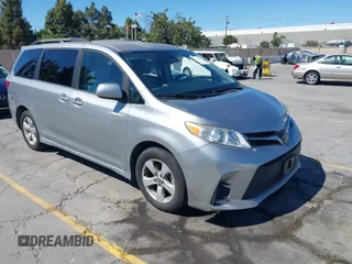 2018 Toyota Sienna LE Auto Access Seat z VIN 5TDKZ3DC9JS915870, wystawiony jako IAAI lot #42827678 z przebiegiem 85 389 mil mil oraz . Historia ofert i sprzedaży dostępna na DreamBid. Obrazek 1.