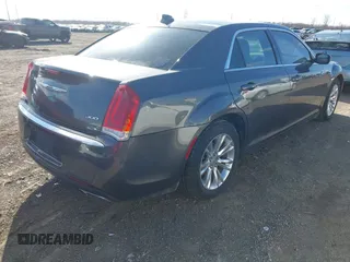 2016 Chrysler 300 Anniversary Edition z VIN 2C3CCAAG2GH295456, wystawiony jako IAAI lot #41978687 z przebiegiem 142 533 mil mil oraz . Historia ofert i sprzedaży dostępna na DreamBid. Obrazek 4.