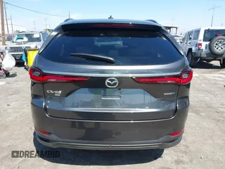 2025 Mazda CX-90 Premium Sport z VIN JM3KKCHAXS1206996, wystawiony jako IAAI lot #42086590 z przebiegiem 4 294 mil mil oraz . Historia ofert i sprzedaży dostępna na DreamBid. Obrazek 16.