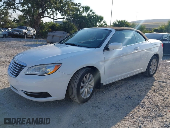 2012 Chrysler 200 Touring z VIN 1C3BCBEB2CN139225, wystawiony jako IAAI lot #42214609 z przebiegiem 101 516 mil mil oraz . Historia ofert i sprzedaży dostępna na DreamBid. Obrazek 2.