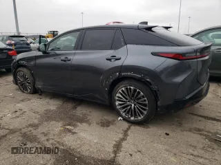 2023 Lexus RZ 450e Premium z VIN JTJAAAAB0PA016532, wystawiony jako Copart lot #39689614 z przebiegiem 4108 mil mil oraz . Historia ofert i sprzedaży dostępna na DreamBid. Obrazek 2.