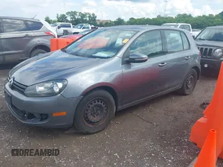 2013 Volkswagen Golf z VIN WVWDA7AJ7DW118242, wystawiony jako IAAI lot #42249723 z przebiegiem 217 155 mil mil oraz . Historia ofert i sprzedaży dostępna na DreamBid. Obrazek 2.
