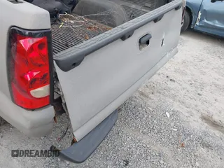 2003 Chevrolet Silverado 1500HD LS z VIN 1GCGK13U23F158628, wystawiony jako IAAI lot #42315357 z przebiegiem 182 526 mil mil oraz . Historia ofert i sprzedaży dostępna na DreamBid. Obrazek 6.