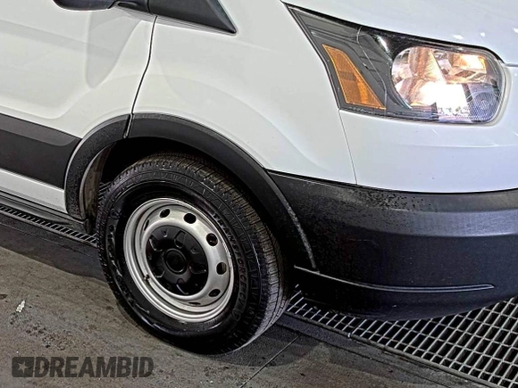 2019 Ford Transit z VIN 1FTYE1YM5KKB87003, wystawiony jako IAAI lot #42610488 z przebiegiem 106 642 mil mil oraz . Historia ofert i sprzedaży dostępna na DreamBid. Obrazek 22.