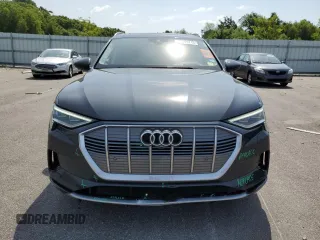 2019 Audi e-tron Prestige с VIN WA1VAAGE4KB012244, выставлен на аукционе Copart как лот 61049715 с пробегом 45 078 миль миль и Списание • Salvage title. История ставок и продаж доступна на DreamBid. Изображение 5.