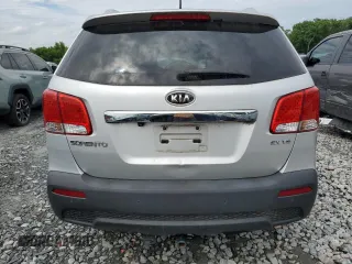 2011 Kia Sorento EX z VIN 5XYKU4A22BG043319, wystawiony jako Copart lot #55879115 z przebiegiem Nie podano mil oraz Czysty tytuł • Clean title. Historia ofert i sprzedaży dostępna na DreamBid. Obrazek 6.