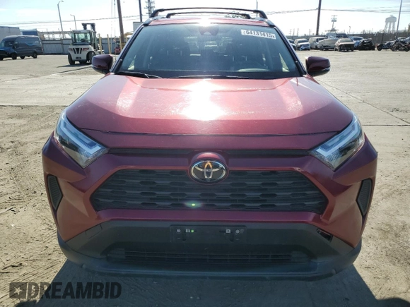 2023 Toyota RAV4 XLE z VIN JTMW1RFV0PD100231, wystawiony jako Copart lot #64131415 z przebiegiem 8 452 mil mil oraz Szkoda całkowita • Salvage title. Historia ofert i sprzedaży dostępna na DreamBid. Obrazek 5.