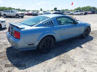 2005 Ford Mustang GT Deluxe z VIN 1ZVFT82H155200458, wystawiony jako IAAI lot #42273923 z przebiegiem 136 008 mil mil oraz . Historia ofert i sprzedaży dostępna na DreamBid. Obrazek 4.