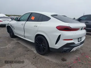 2021 BMW X6 xDrive40i z VIN 5UXCY6C00M9F88215, wystawiony jako IAAI lot #41646498 z przebiegiem 43 587 mil mil oraz . Historia ofert i sprzedaży dostępna na DreamBid. Obrazek 3.