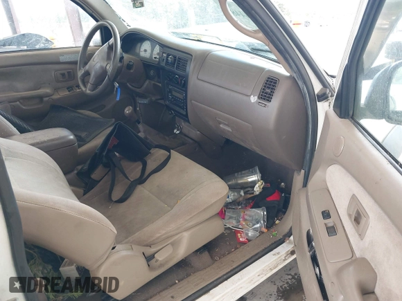 2001 Toyota Tacoma z VIN 5TEWN72N11Z733480, wystawiony jako IAAI lot #42244484 z przebiegiem 323 454 mil mil oraz . Historia ofert i sprzedaży dostępna na DreamBid. Obrazek 5.