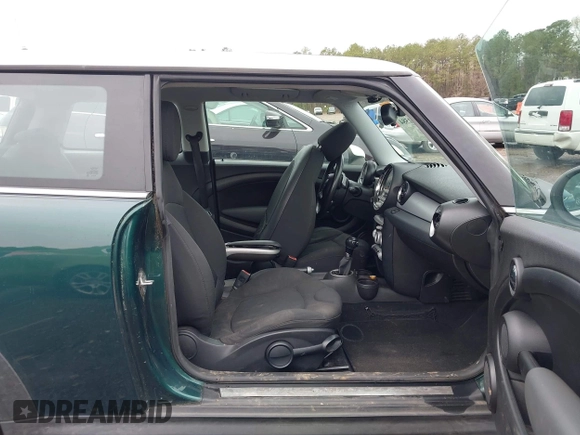 2009 MINI Cooper Hardtop with VIN WMWMF33579TW72493, listed as a IAAI auction lot 41861584 with 136,341 mi miles. Bid and sale history available at carsss.com. Image 5.
