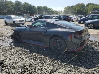 2024 Nissan Z Nismo z VIN JN1BZ4CH9RM361100, wystawiony jako Copart lot #71038744 z przebiegiem 3393 mil mil oraz Szkody całkowita. Historia ofert i sprzedaży dostępna na DreamBid. Obrazek 2.