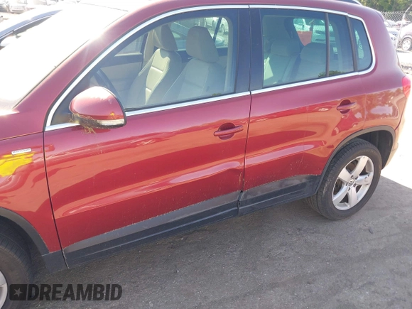 2010 Volkswagen Tiguan S z VIN WVGAV7AX5AW003836, wystawiony jako IAAI lot #42301007 z przebiegiem 176 403 mil mil oraz . Historia ofert i sprzedaży dostępna na DreamBid. Obrazek 6.