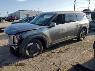 2024 Kia EV9 Wind z VIN KNDAFFS59R6018599, wystawiony jako Copart lot #66018504 z przebiegiem 1744 mil mil oraz Szkody całkowita. Historia ofert i sprzedaży dostępna na DreamBid. Obrazek 1.