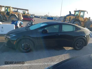 2024 Toyota Prius LE z VIN JTDACAAU8R3046786, wystawiony jako IAAI lot #42249270 z przebiegiem 7862 mil mil oraz . Historia ofert i sprzedaży dostępna na DreamBid. Obrazek 14.