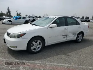 2003 Toyota Camry LE z VIN 4T1BF32KX3U048217, wystawiony jako Copart lot #55274185 z przebiegiem 268 398 mil mil oraz Szkoda całkowita • Salvage title. Historia ofert i sprzedaży dostępna na DreamBid. Obrazek 1.