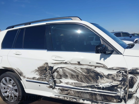 2011 Mercedes-Benz GLK 350 with VIN WDCGG5GB7BF651781, listed as a IAAI auction lot 42118517 with 100,167 mi miles and . Bid and sale history available at carsss.com. Image 13.