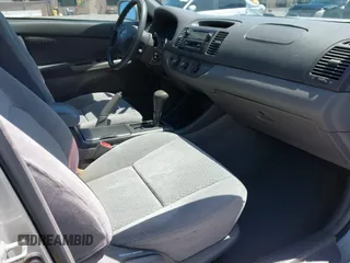2003 Toyota Camry LE z VIN 4T1BF30K93U555189, wystawiony jako IAAI lot #42086826 z przebiegiem 120 840 mil mil oraz . Historia ofert i sprzedaży dostępna na DreamBid. Obrazek 5.
