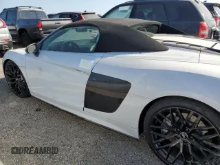 2018 Audi R8 Spyder performance z VIN WUA4BCFX2J7901190, wystawiony jako Copart lot #75090384 z przebiegiem Nie podano mil oraz Nie do naprawy. Historia ofert i sprzedaży dostępna na DreamBid. Obrazek 12.
