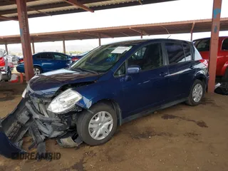 2012 Nissan Versa S z VIN 3N1BC1CPXCK258122, wystawiony jako IAAI lot #42164469 z przebiegiem 64 594 mil mil oraz . Historia ofert i sprzedaży dostępna na DreamBid. Obrazek 17.