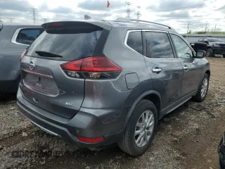 2020 Nissan Rogue SV z VIN KNMAT2MT7LP522633, wystawiony jako Copart lot #53242945 z przebiegiem 126 468 mil mil oraz Szkoda całkowita • Salvage title. Historia ofert i sprzedaży dostępna na DreamBid. Obrazek 3.