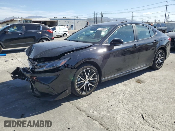 2025 Toyota Camry LE z VIN 4T1DAACK8SU101697, wystawiony jako Copart lot #47858965 z przebiegiem 8 897 mil mil oraz Szkoda całkowita • Salvage title. Historia ofert i sprzedaży dostępna na DreamBid. Obrazek 1.