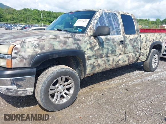 2005 Chevrolet Silverado 1500 Work Truck z VIN 1GCEK19V15Z101751, wystawiony jako IAAI lot #42387202 z przebiegiem 332 808 mil mil oraz . Historia ofert i sprzedaży dostępna na DreamBid. Obrazek 17.
