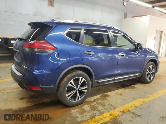 2017 Nissan Rogue SV z VIN JN8AT2MV7HW013127, wystawiony jako Copart lot #56920665 z przebiegiem 131 116 mil mil oraz Szkoda całkowita • Salvage title. Historia ofert i sprzedaży dostępna na DreamBid. Obrazek 3.