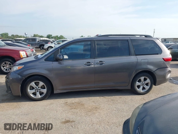 2018 Toyota Sienna LE Auto Access Seat with VIN 5TDKZ3DC2JS915905, listed as a IAAI auction lot 42027300 with 174,770 mi miles. Bid and sale history available at carsss.com. Image 14.
