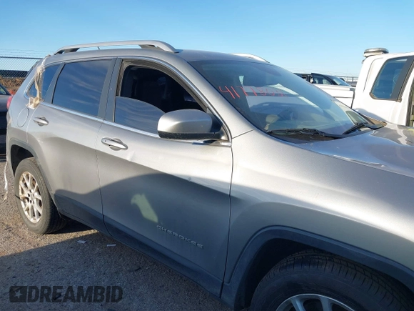 2015 Jeep Cherokee Latitude z VIN 1C4PJMCS3FW673872, wystawiony jako IAAI lot #41778031 z przebiegiem 173 845 mil mil oraz . Historia ofert i sprzedaży dostępna na DreamBid. Obrazek 13.