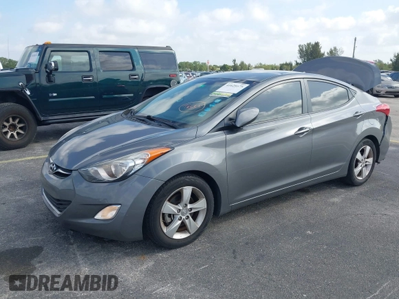 2013 Hyundai Elantra GLS z VIN 5NPDH4AE8DH253510, wystawiony jako IAAI lot #41625675 z przebiegiem 122 914 mil mil oraz . Historia ofert i sprzedaży dostępna na DreamBid. Obrazek 2.