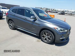2016 BMW X1 xDrive28i z VIN WBXHT3C32G5E56232, wystawiony jako IAAI lot #42110730 z przebiegiem 67 581 mil mil oraz . Historia ofert i sprzedaży dostępna na DreamBid. Obrazek 1.