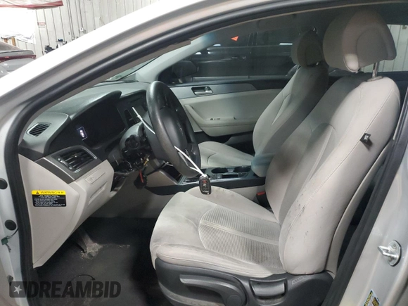 2017 Hyundai Sonata 2.4L z VIN 5NPE24AFXHH517525, wystawiony jako Copart lot #59857265 z przebiegiem 172 374 mil mil oraz Nie do naprawy • Non repairable. Historia ofert i sprzedaży dostępna na DreamBid. Obrazek 7.