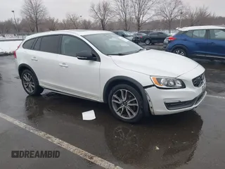2015 Volvo V60 Cross Country T5 with VIN YV4612HK1F1001764, listed as a IAAI auction lot 41560997 with 69,888 mi miles. Bid and sale history available at carsss.com. Image 1.