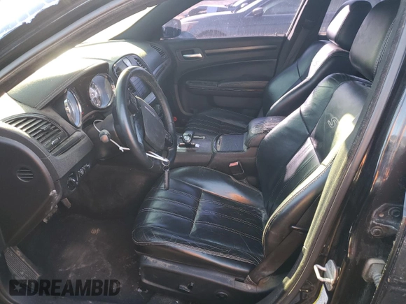 2013 Chrysler 300 S z VIN 2C3CCABG2DH527578, wystawiony jako Copart lot #81095624 z przebiegiem 217 456 mil mil oraz Szkoda całkowita • Salvage title. Historia ofert i sprzedaży dostępna na DreamBid. Obrazek 7.