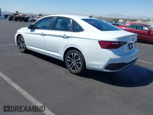 2024 Volkswagen Jetta Sport z VIN 3VWBM7BU7RM080796, wystawiony jako IAAI lot #41982686 z przebiegiem 8 600 mil mil oraz . Historia ofert i sprzedaży dostępna na DreamBid. Obrazek 3.