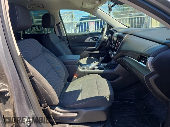 2020 Chevrolet Traverse LS z VIN 1GNERFKW1LJ219345, wystawiony jako Copart lot #56702425 z przebiegiem 43 927 mil mil oraz Szkoda całkowita • Salvage title. Historia ofert i sprzedaży dostępna na DreamBid. Obrazek 5.