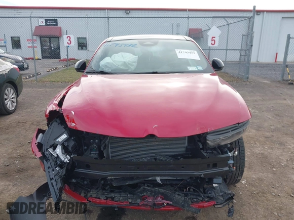 2024 Alfa Romeo Tonale Ti z VIN ZASPATCW8R3058676, wystawiony jako IAAI lot #41743432 z przebiegiem 7 985 mil mil oraz . Historia ofert i sprzedaży dostępna na DreamBid. Obrazek 12.