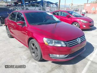 2015 Volkswagen Passat Limited Edition Edition z VIN 1VWAT7A3XFC117991, wystawiony jako IAAI lot #41947059 z przebiegiem 111 981 mil mil oraz . Historia ofert i sprzedaży dostępna na DreamBid. Obrazek 1.