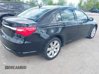 2012 Chrysler 200 Touring z VIN 1C3CCBBBXCN181764, wystawiony jako IAAI lot #42355361 z przebiegiem 117 353 mil mil oraz . Historia ofert i sprzedaży dostępna na DreamBid. Obrazek 4.