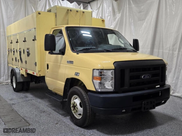 2019 Ford Econoline Commercial Cutaway with VIN 1FDXE4FS3KDC57693, listed as a Copart auction lot 84570474 with 83,957 mi miles and Clean Title. Bid and sale history available at carsss.com. Image 1.