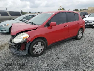 2011 Nissan Versa S z VIN 3N1BC1CP3BL418656, wystawiony jako Copart lot #53477285 z przebiegiem 185 518 mil mil oraz Szkoda całkowita • Salvage title. Historia ofert i sprzedaży dostępna na DreamBid. Obrazek 1.
