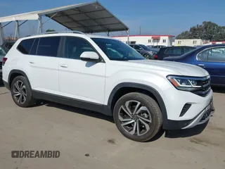 2023 Volkswagen Atlas SEL z VIN 1V2BR2CA7PC527099, wystawiony jako IAAI lot #42099076 z przebiegiem 13 710 mil mil oraz . Historia ofert i sprzedaży dostępna na DreamBid. Obrazek 1.