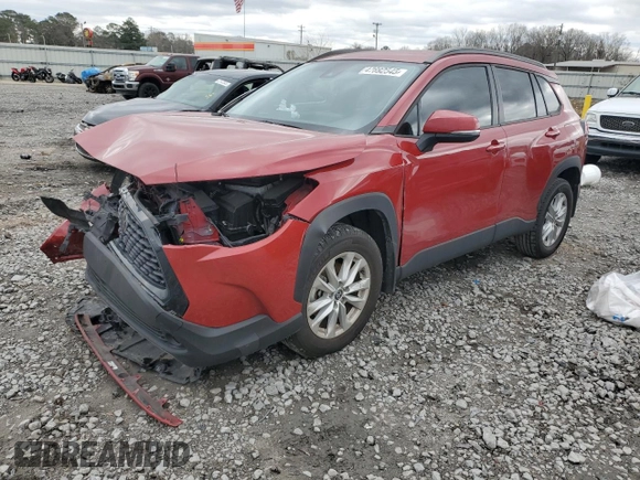 2022 Toyota Corolla Cross LE z VIN 7MUCAAAG6NV027435, wystawiony jako Copart lot #47692545 z przebiegiem 30 376 mil mil oraz Szkody całkowita. Historia ofert i sprzedaży dostępna na DreamBid. Obrazek 1.